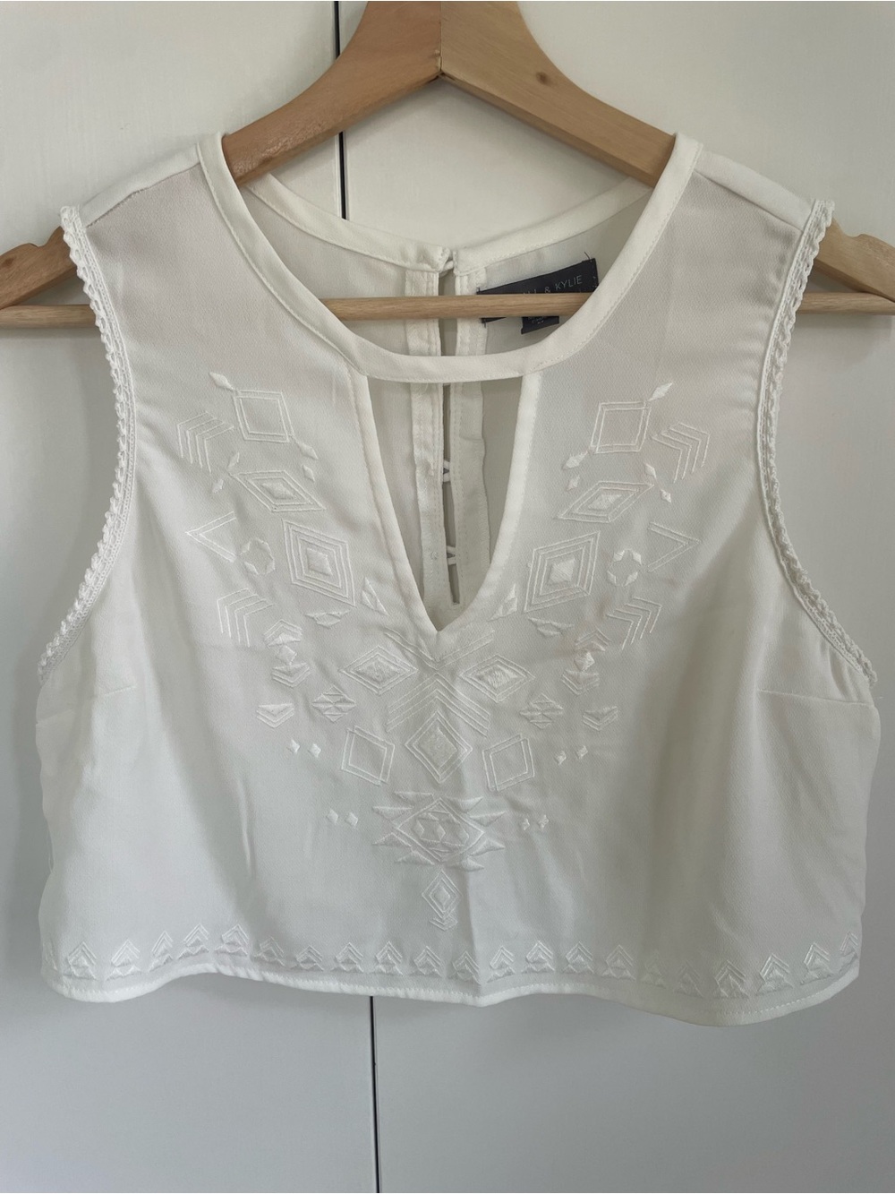 Kendall & Kylie White Boho Embroidered Keyhole Crop Top Size M